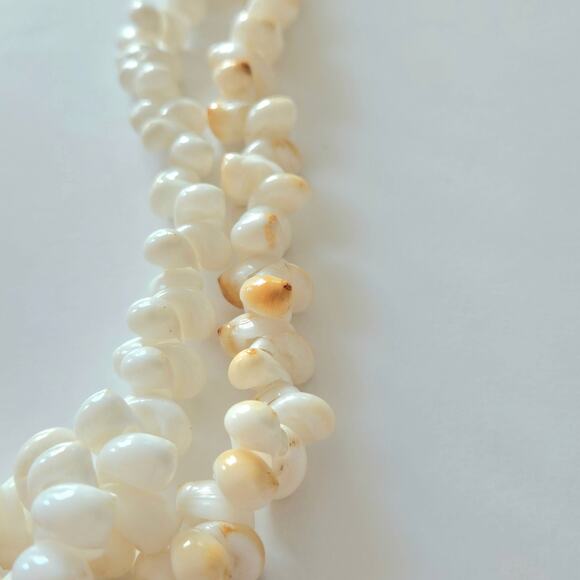 Island Chic: Vintage Hawaiian Shell Necklace Set - Picture 15 of 16